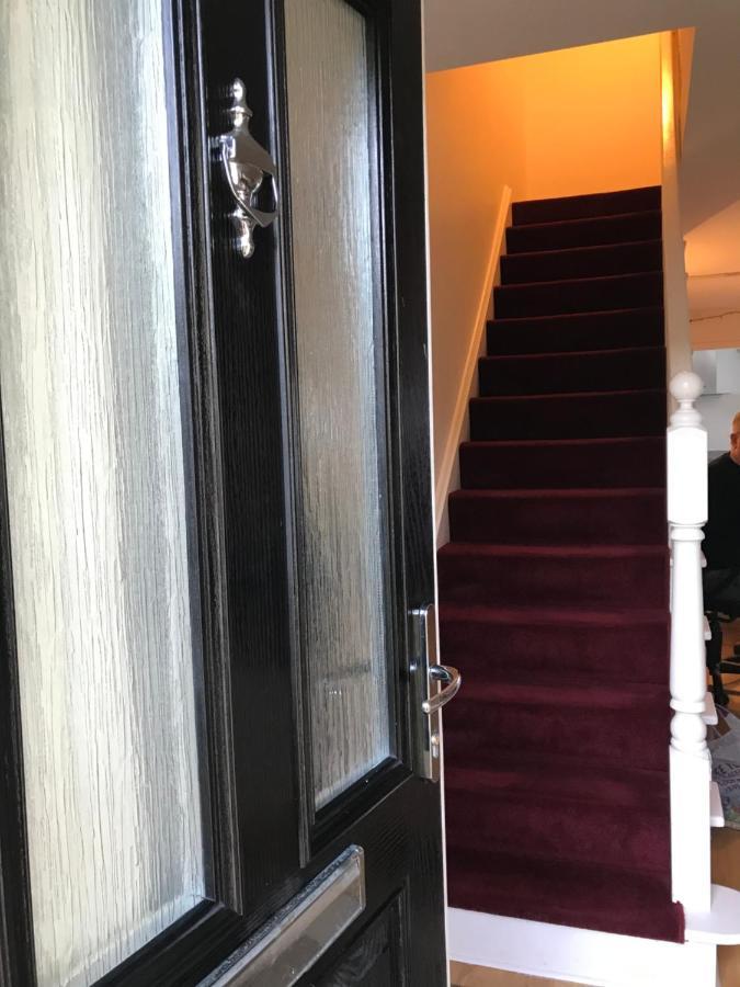 Large Private Room With En-Suite In The House For Professionals ステーンズ エクステリア 写真