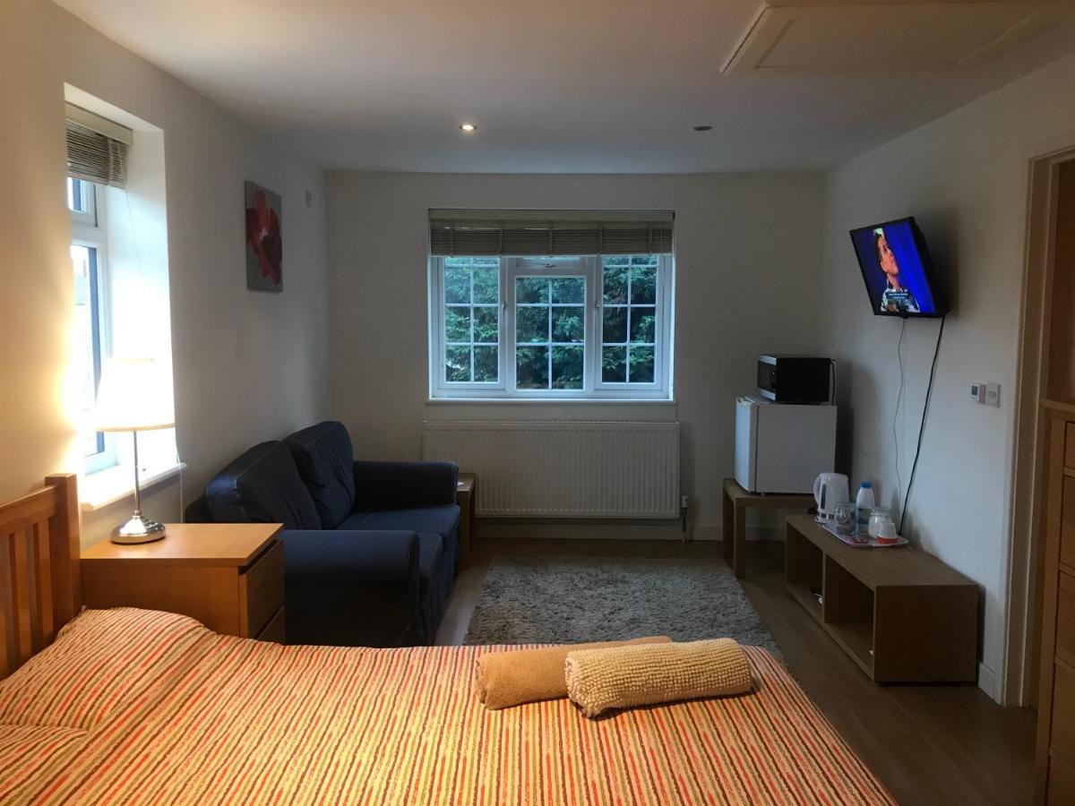 Large Private Room With En-Suite In The House For Professionals ステーンズ エクステリア 写真