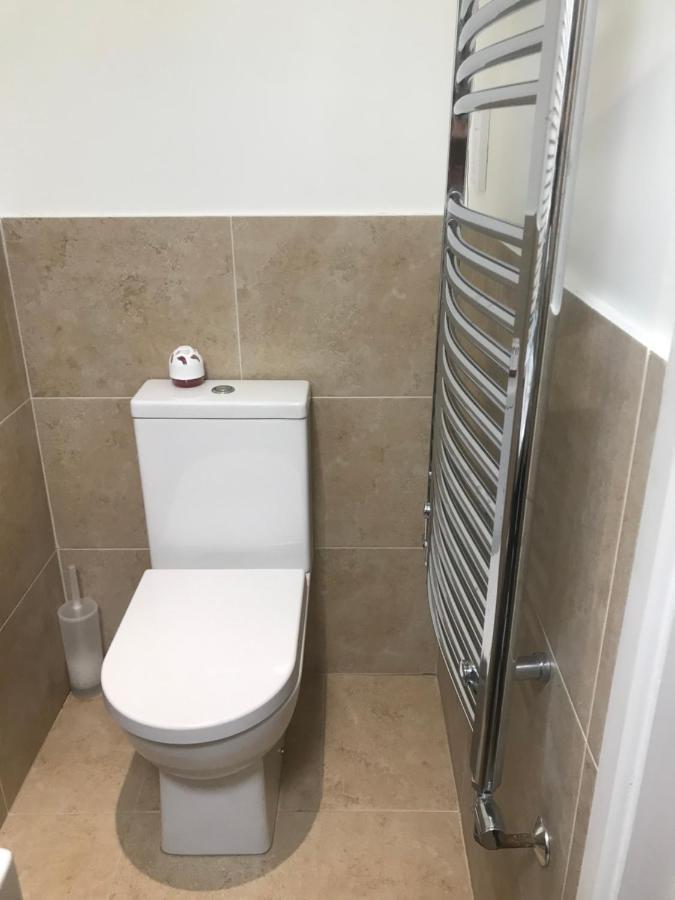 Large Private Room With En-Suite In The House For Professionals ステーンズ エクステリア 写真