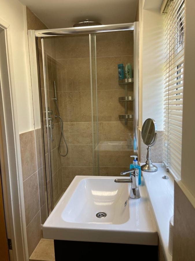 Large Private Room With En-Suite In The House For Professionals ステーンズ エクステリア 写真
