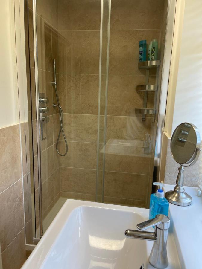 Large Private Room With En-Suite In The House For Professionals ステーンズ エクステリア 写真
